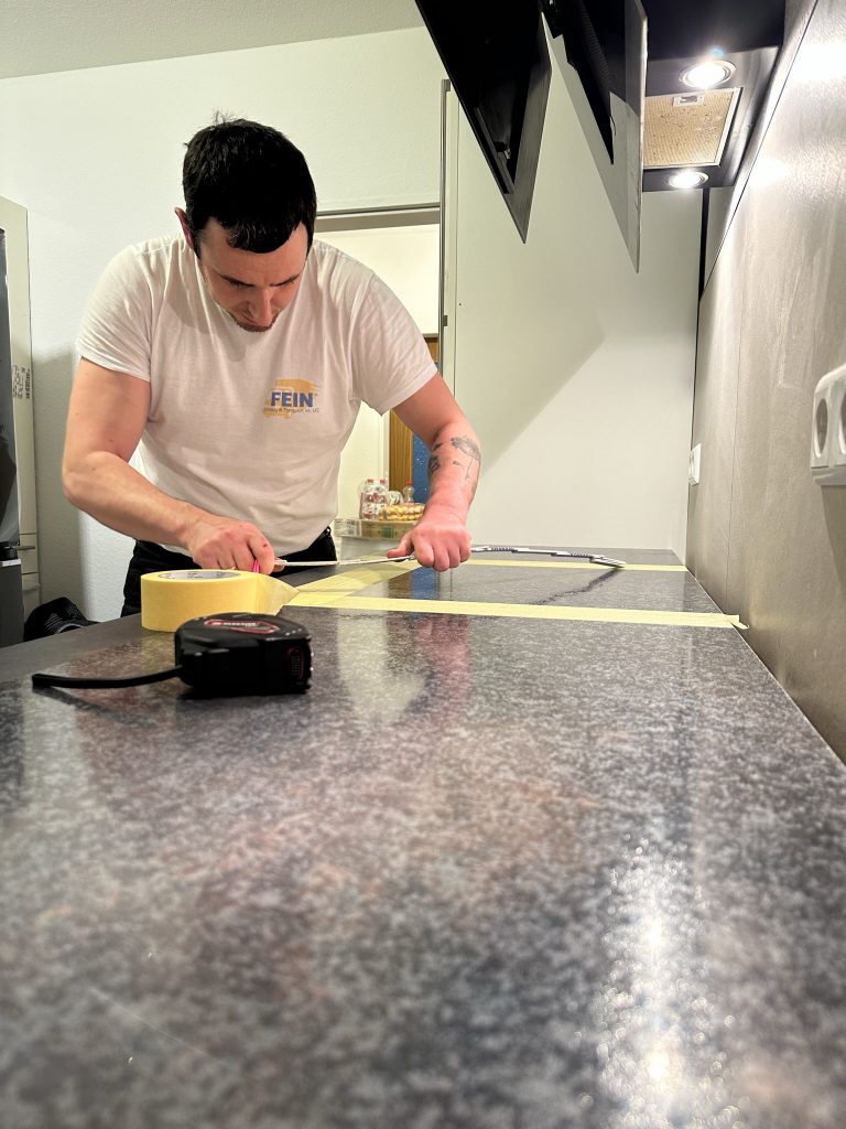 Küchenaufbau professionell Arbeitsplatte ausschneiden