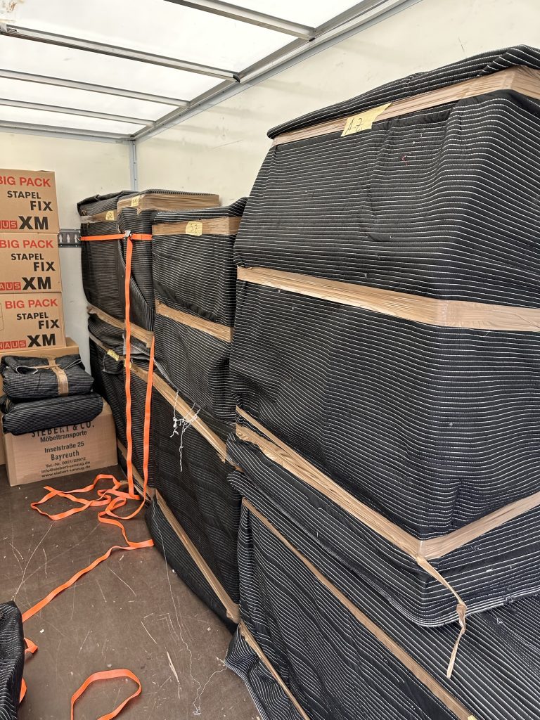 Möbel sicher im LKW abstellen Ladungssicherung